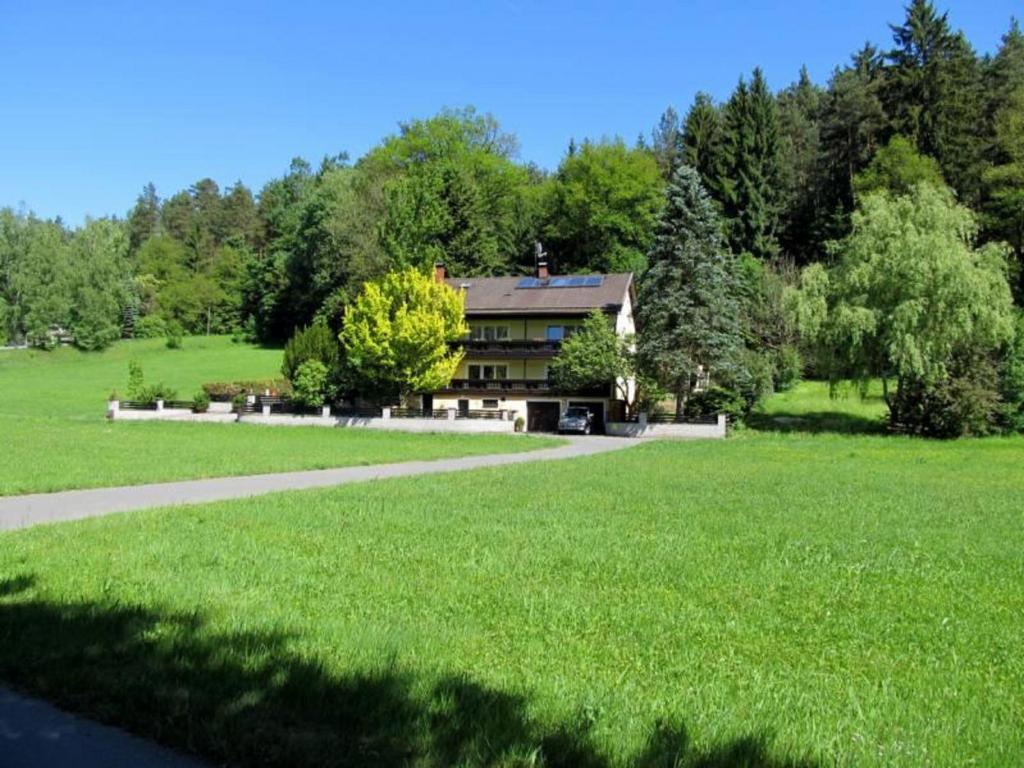 Kebun di luar Haus am Wald