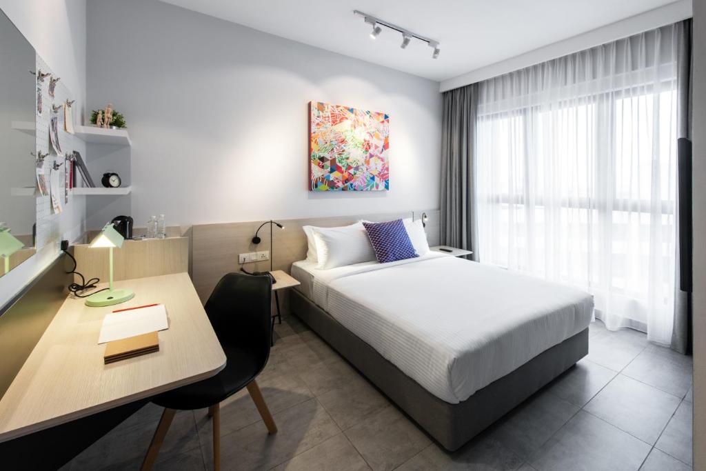 ein Hotelzimmer mit einem Bett, einem Schreibtisch und einem Schreibtisch in der Unterkunft The Canvas Hotel in Klang