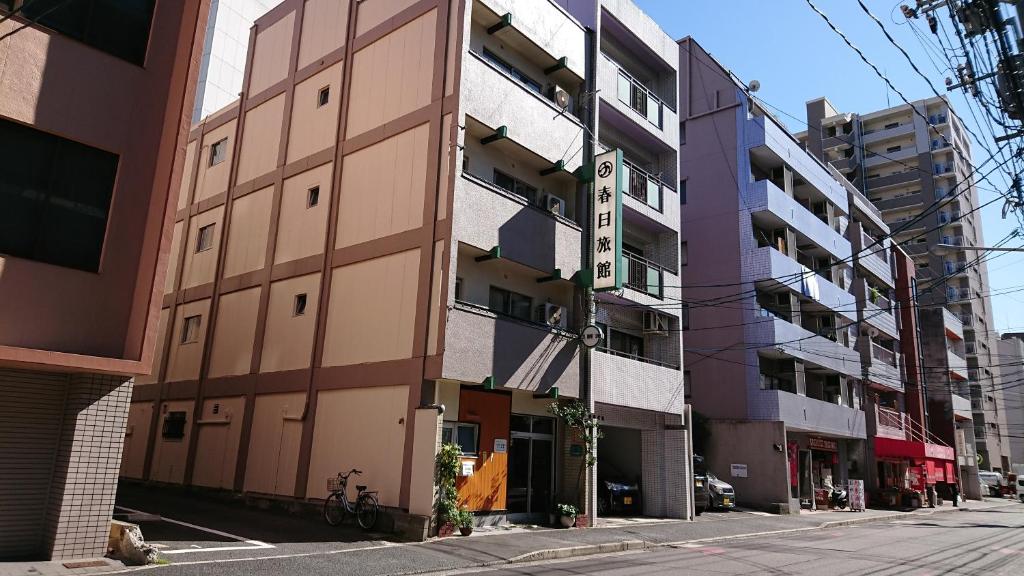 eine leere Stadtstraße mit hohen Gebäuden in der Unterkunft Kasuga Ryokan in Hiroshima