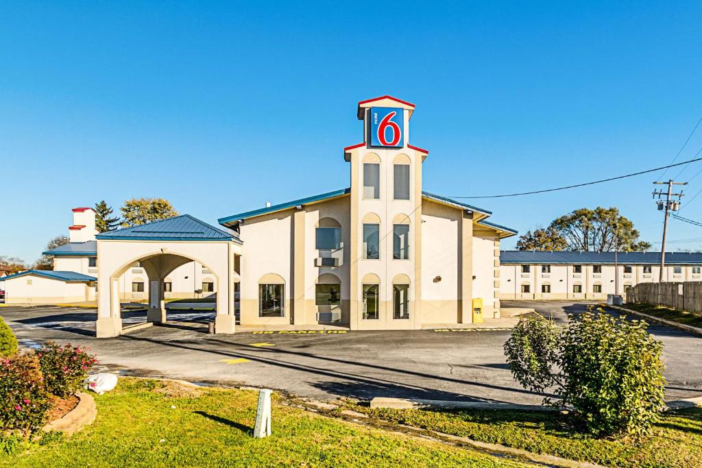 un gran edificio con una torre con un reloj en Motel 6-Urbana, IL, en Champaign