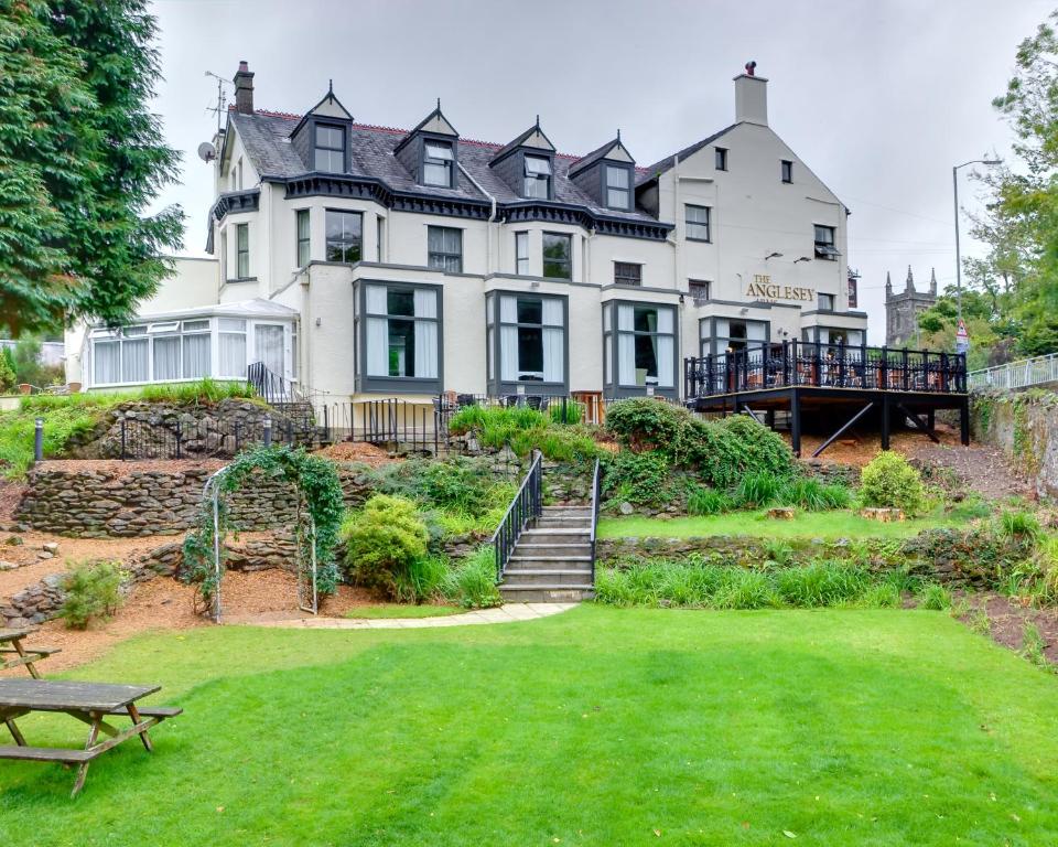 Kebun di luar Anglesey Arms Hotel