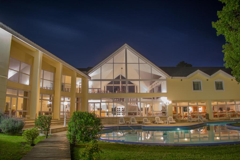 Swimming pool sa o malapit sa Parque Hotel Jean Clevers