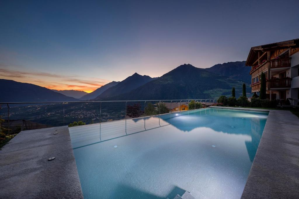 une grande piscine avec vue sur les montagnes dans l'établissement Gattererhof, à Schenna