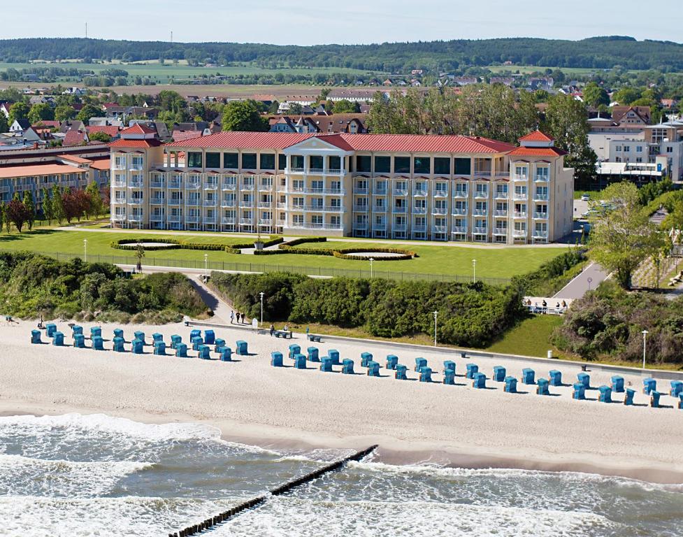 キュールングスボルンにあるMorada Strandhotel Ostseebad Kühlungsbornの海辺のホテルの空中ビュー