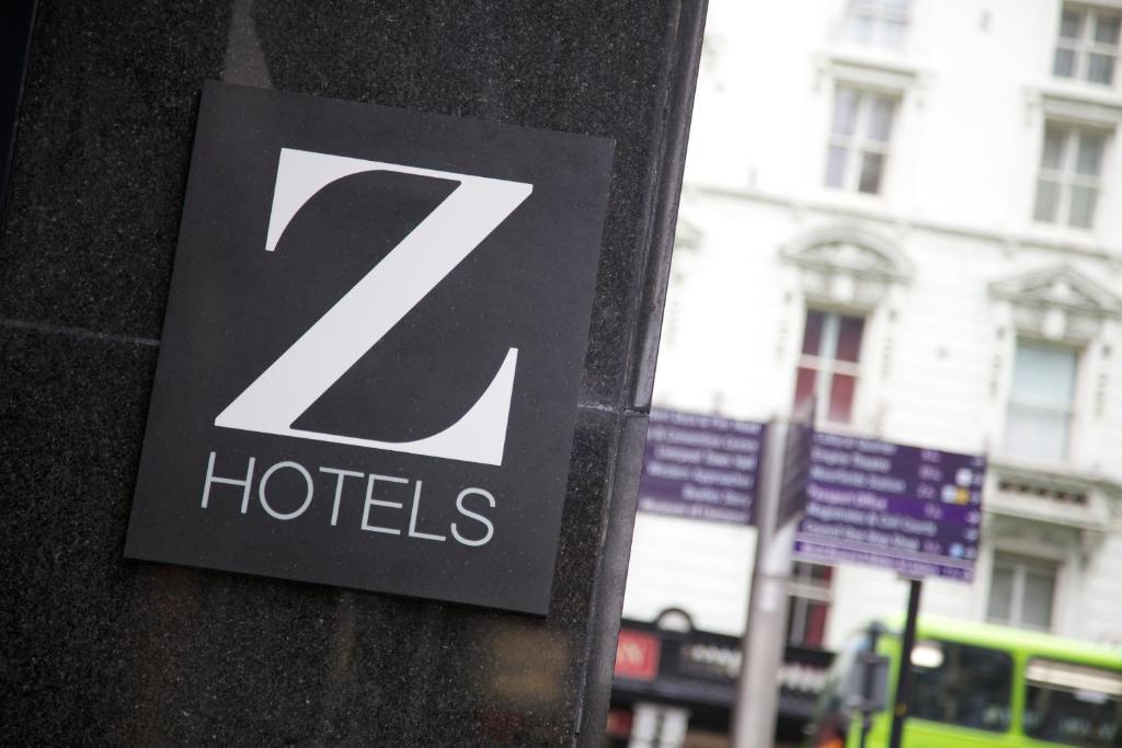 Ett certifikat, pris eller annat dokument som visas upp på The Z Hotel Liverpool