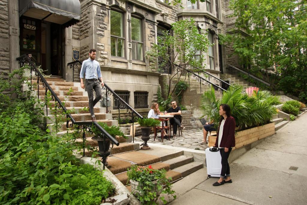 Un homme monte les escaliers d'un immeuble dans l'établissement Ambrose House & Cafe - SELF CHECK-IN GUESTHOUSE, à Montréal