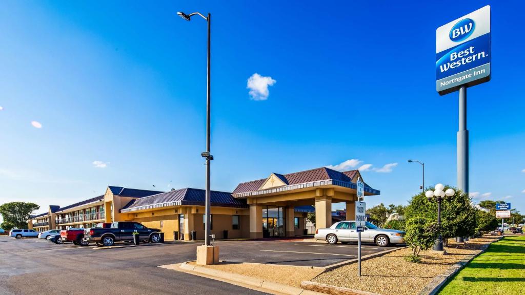 ein Hotel mit Autos auf einem Parkplatz in der Unterkunft Best Western Northgate Inn Pampa in Pampa