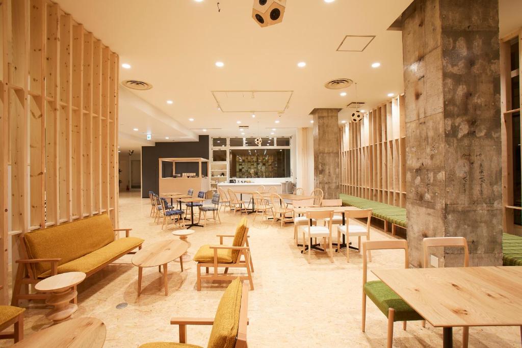 Khu vực ghế ngồi tại YUMORI ONSEN HOSTEL