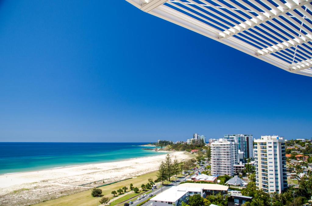 Blick auf den Strand von der Spitze eines Gebäudes in der Unterkunft Kirra Surf Apartments in Gold Coast