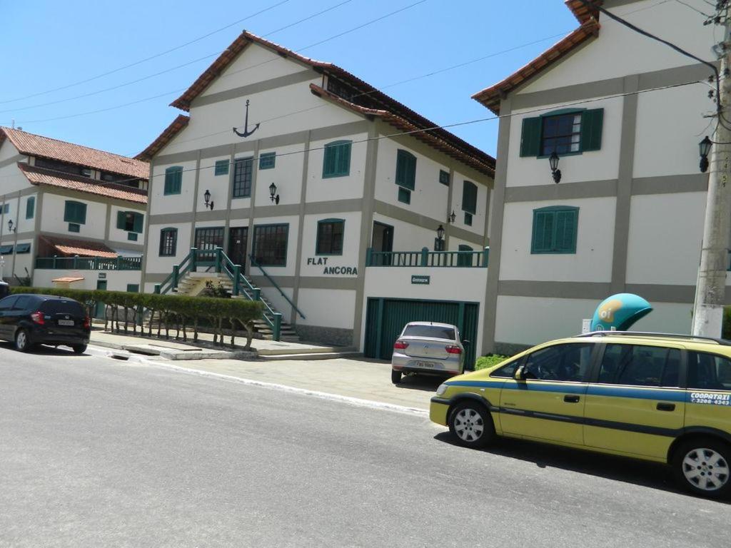 a yellow car parked in front of a building at Cond. Hotel Âncora em frente Praia do Peró in Cabo Frio