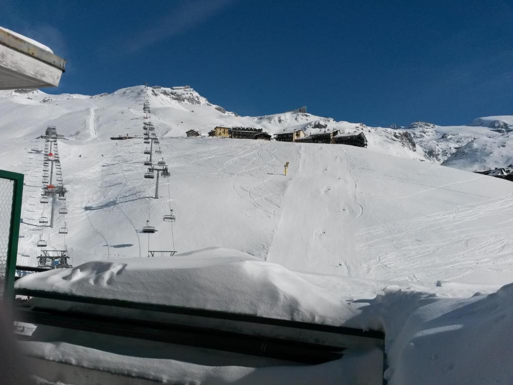 een met sneeuw bedekte berg met een skilift bij Attico Cretaz CIR 0033 in Breuil-Cervinia