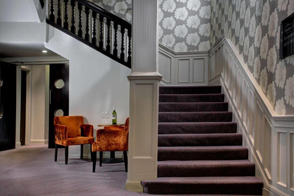 corridoio con scale, tavolo e sedie di Heywood House Hotel, BW Signature Collection a Liverpool