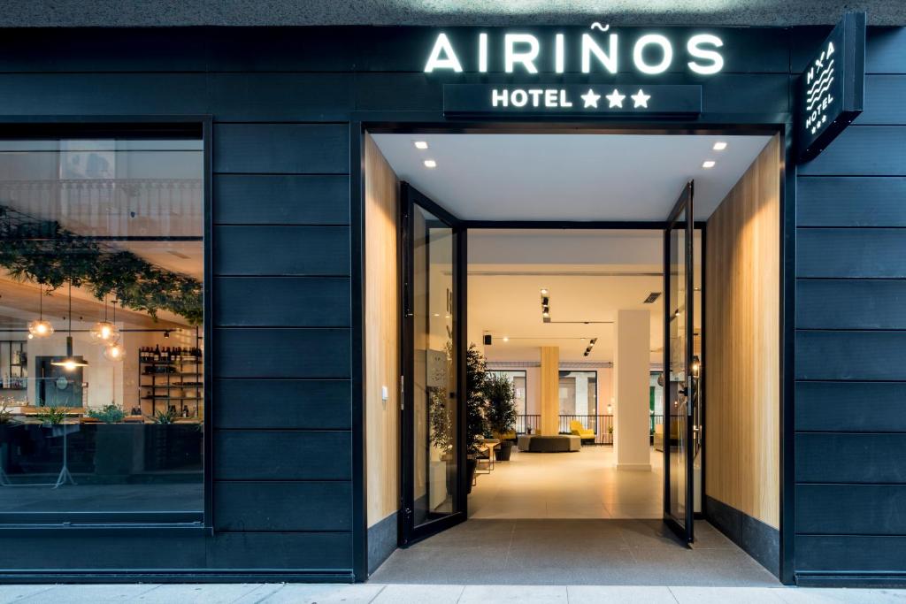 un magasin devant l'entrée d'un hôtel dans l'établissement Hotel Airiños 3*, à Cangas