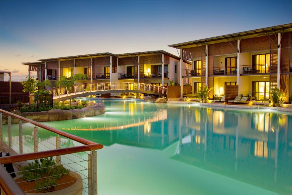 The swimming pool at or close to Mindil Beach Casino Resort