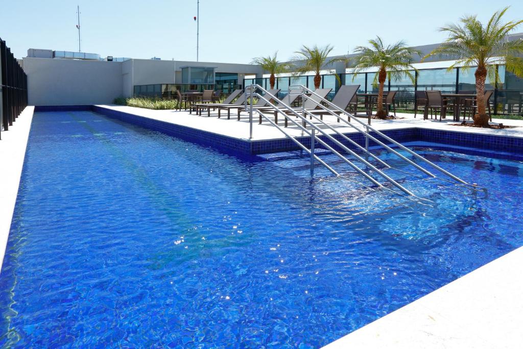 The swimming pool at or close to Royal Palm Tower Anhanguera