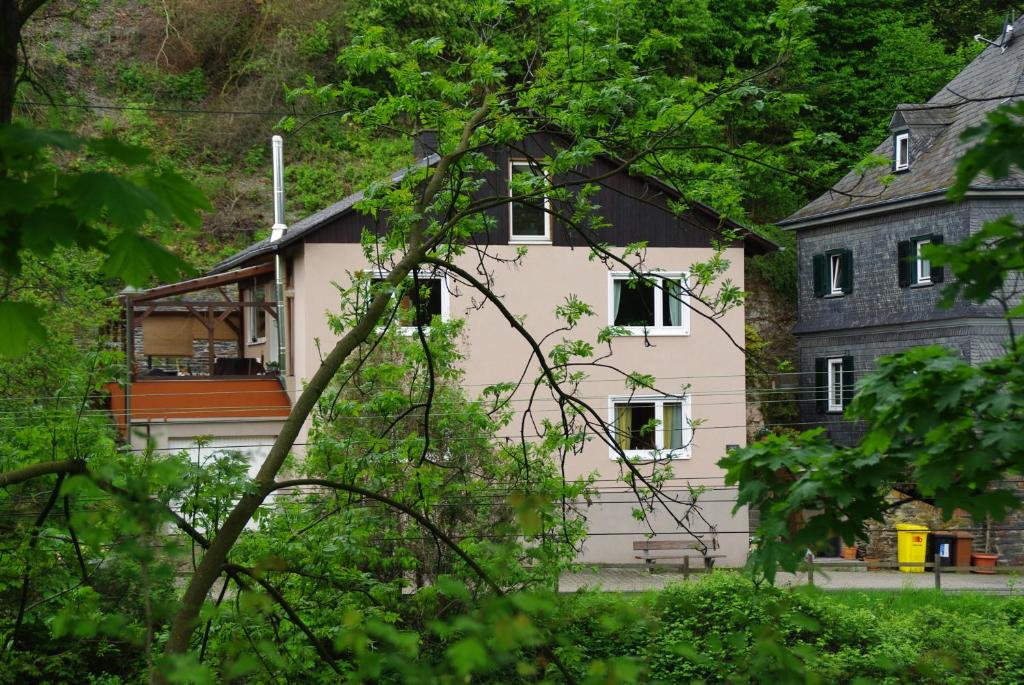 une maison blanche avec un toit noir dans l'établissement Ferienwohnung Bacharach, à Bacharach