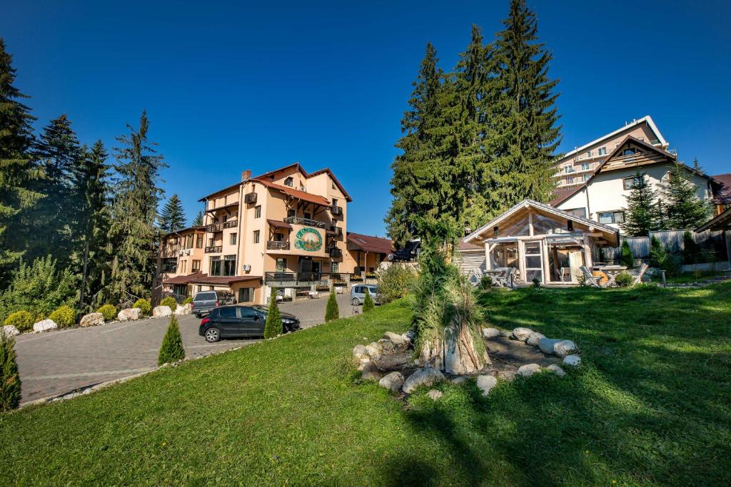 una casa su una collina con un'auto parcheggiata di fronte di Eden Grand Resort a Predeal