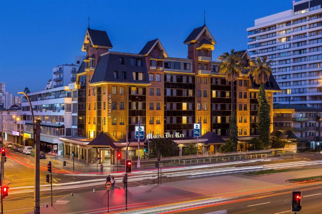 a large yellow building on a city street at night at Best Western Marina del Rey in Viña del Mar