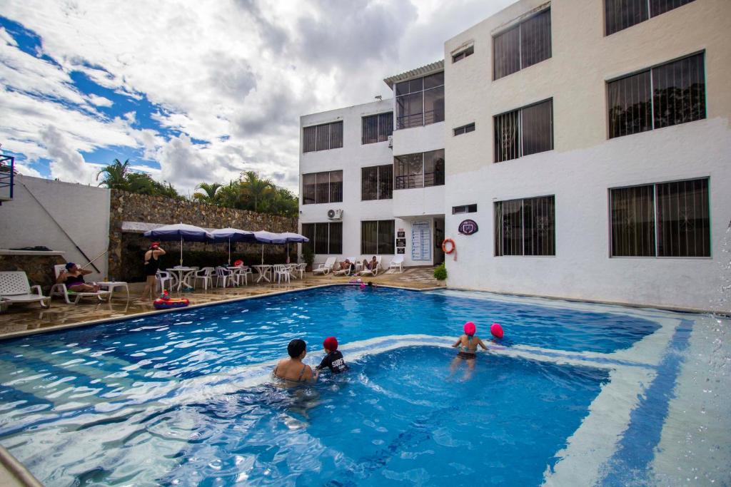 un gruppo di persone in una piscina di un hotel di Blue Star Hotel a Melgar