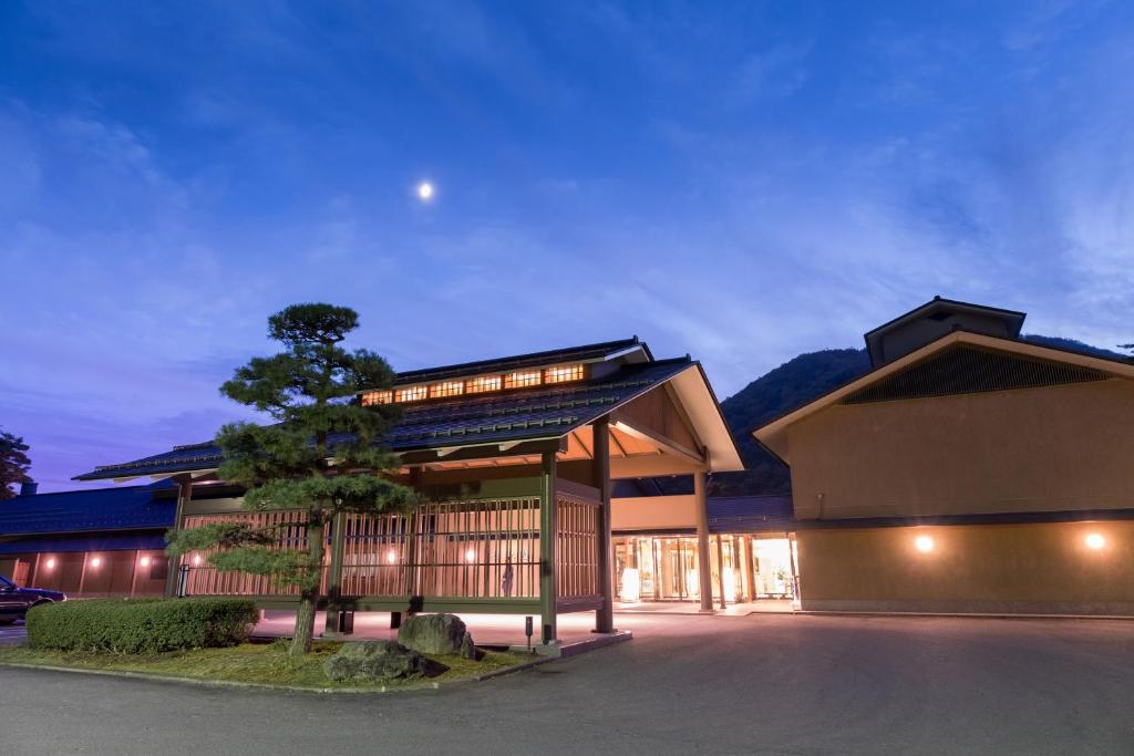 un edificio con un albero di fronte di Kashoen a Hanamaki