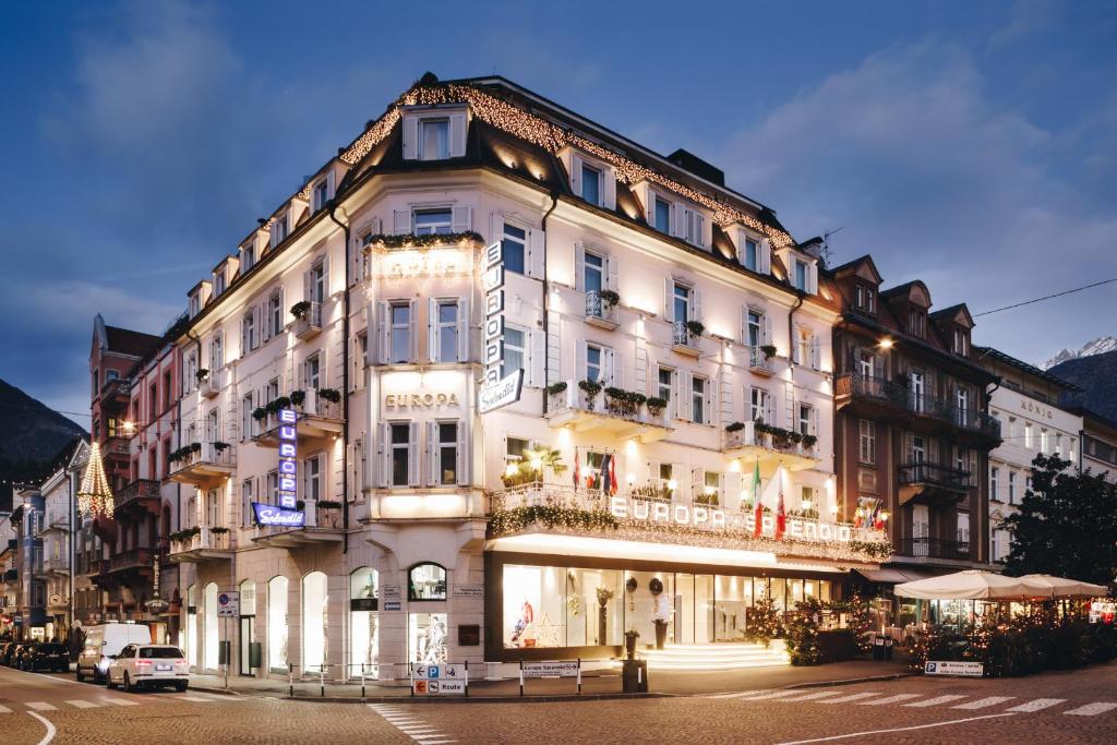 un grande edificio bianco all'angolo di una strada di Hotel Europa Splendid a Merano