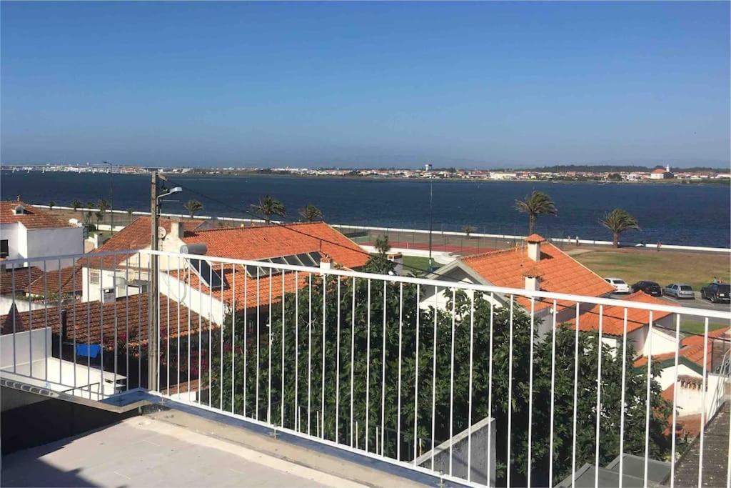 een balkon van een huis met uitzicht op het water bij SEA RIA - A casa dos Maria in Costa Nova