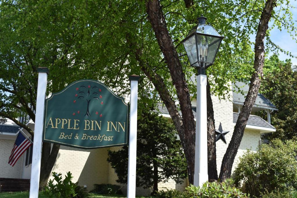 uma placa de Apple Blin Inn ao lado de uma luz de rua em Apple Bin Inn em Willow Street