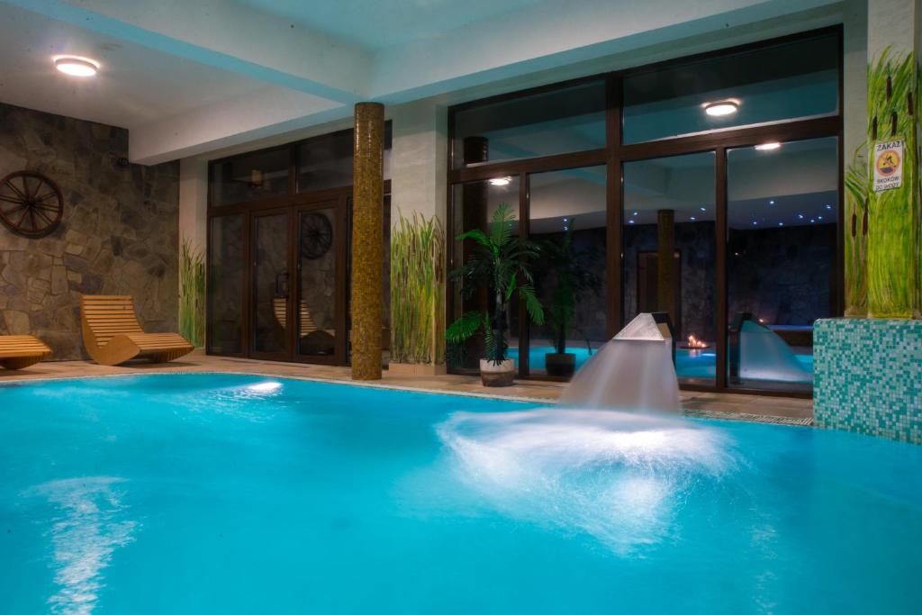 Het zwembad bij of vlak bij Hotel Karino Spa