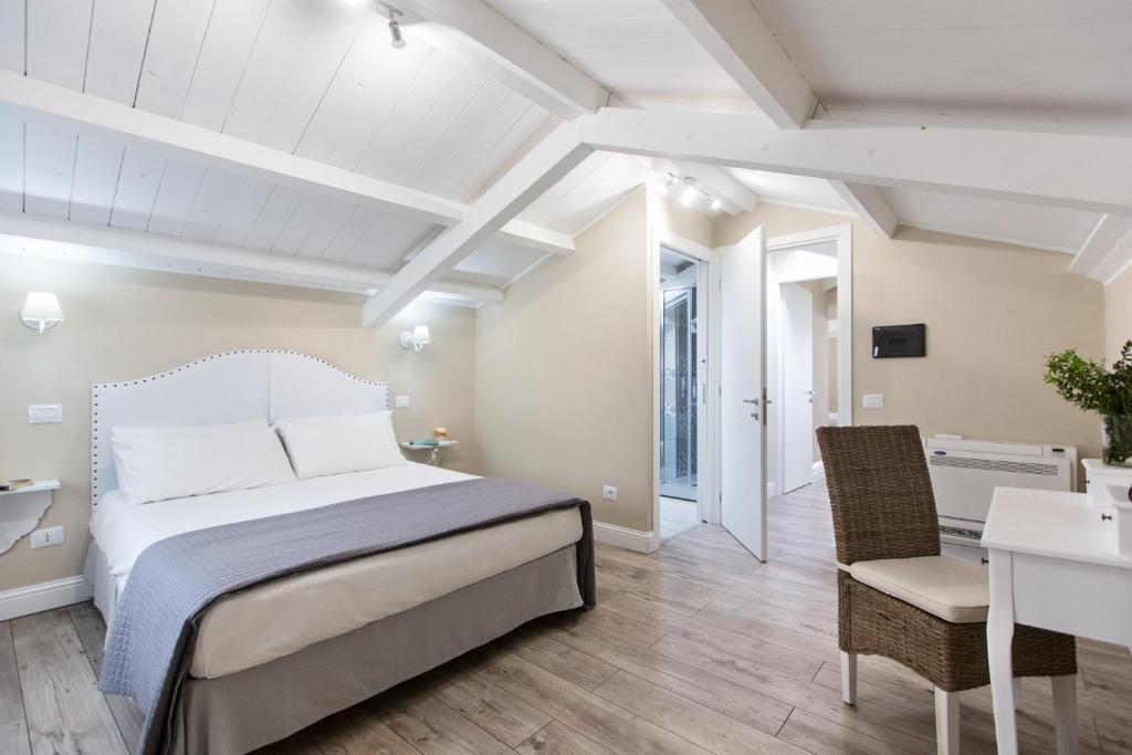 um quarto com uma cama, uma mesa e cadeiras em White House em Cagliari