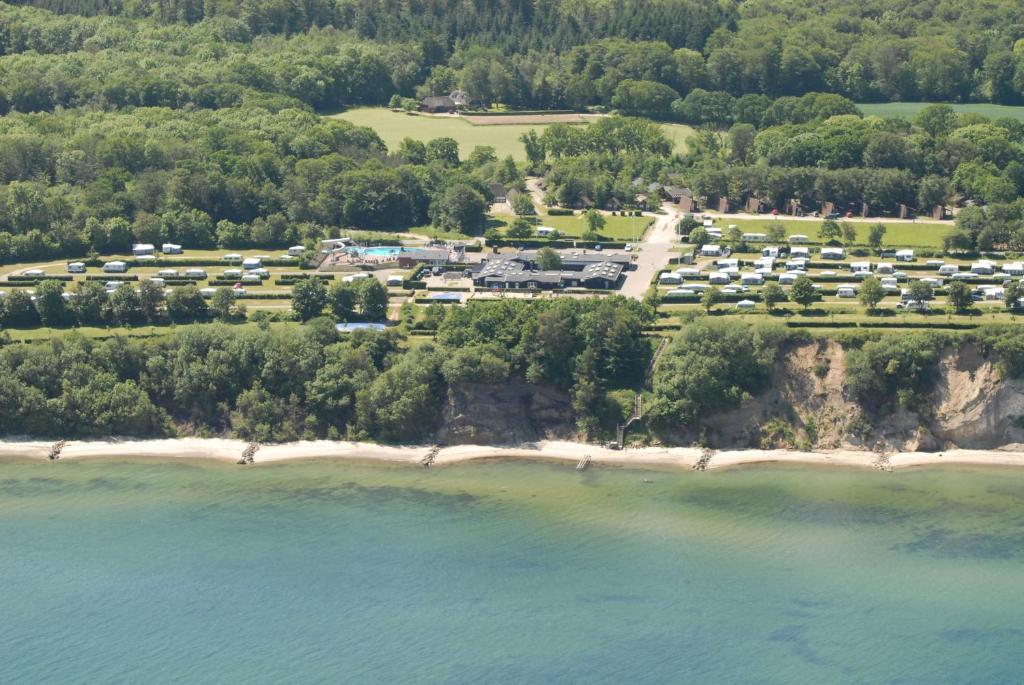 una vista aerea di un resort su una spiaggia di Dancamps Trelde Naes (Camp Site) a Fredericia