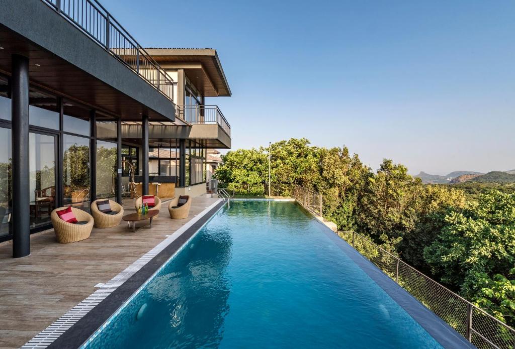 Bazen u ili blizu objekta SaffronStays Falcon Hill, Lonavala - luxury villa with infinity pool near Lion's Point