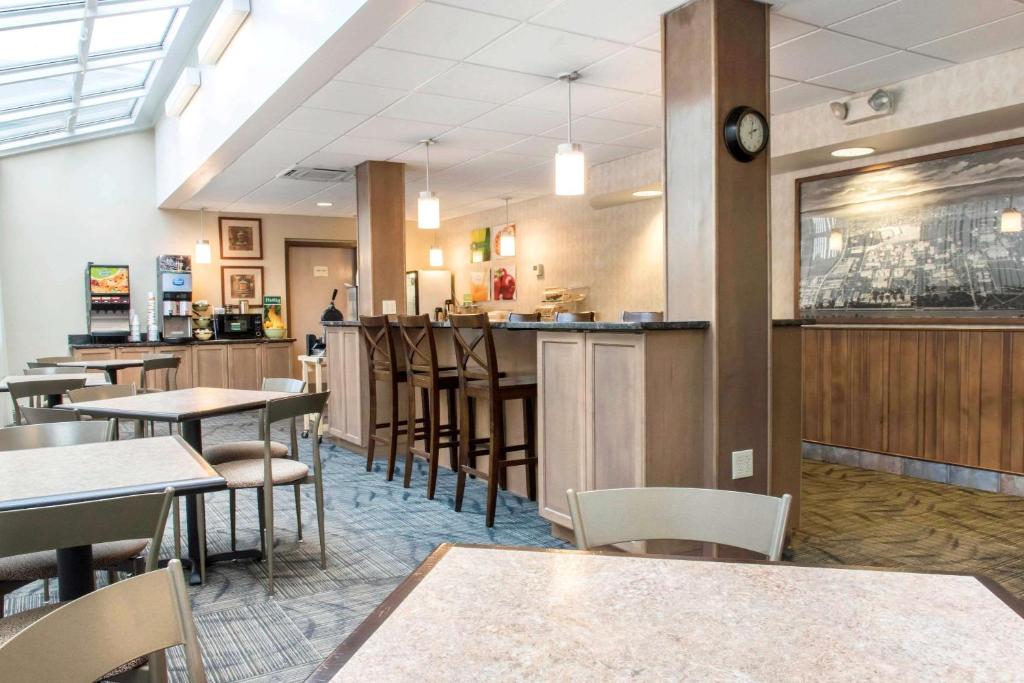 Um restaurante ou outro lugar para comer em Days Inn by Wyndham Penn State