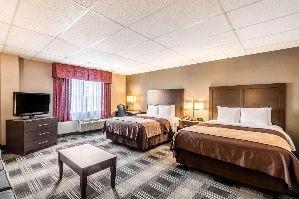 ein Hotelzimmer mit 2 Betten und einem Flachbild-TV in der Unterkunft Comfort Inn Ballston in Arlington