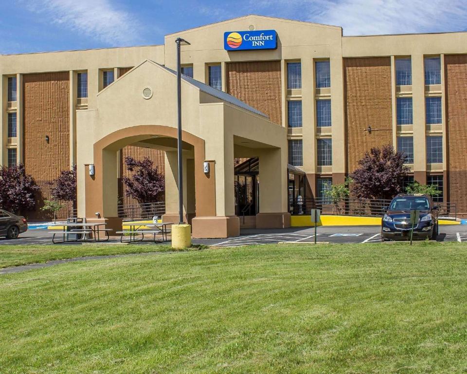 WethersfieldにあるComfort Inn Wethersfield - Hartfordの車が停まった建物