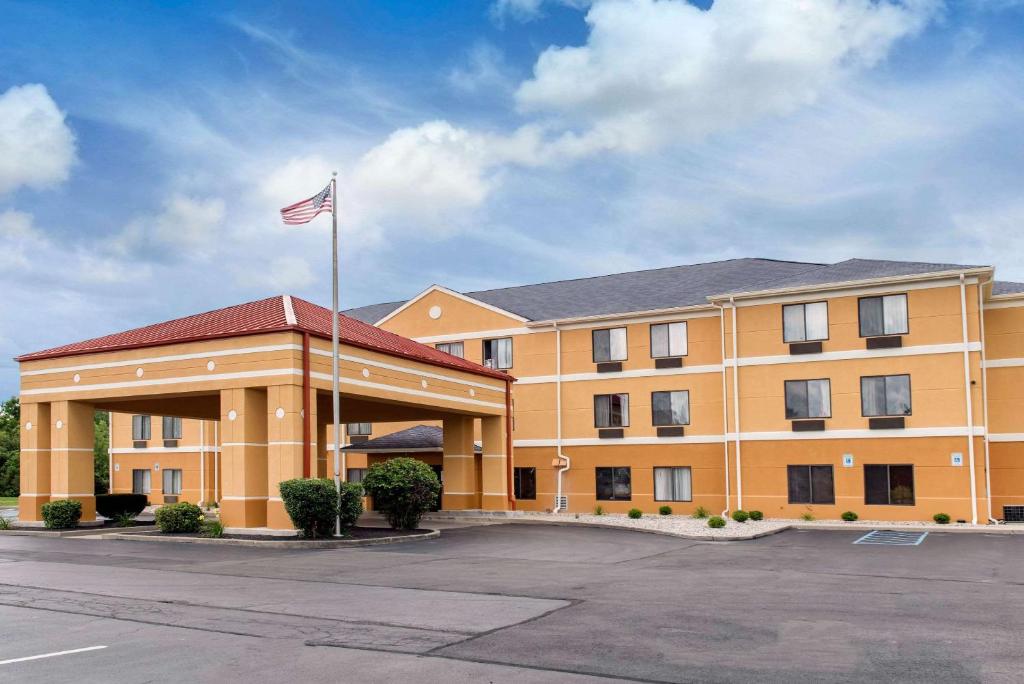 un hôtel arborant un drapeau américain devant lui dans l'établissement Quality Inn & Suites Anderson I-69, à Anderson