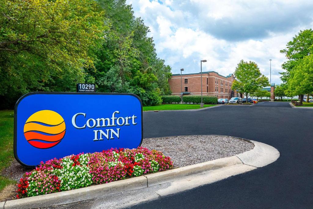 un cartello per una locanda confortevole vicino a dei fiori di Comfort Inn Indianapolis North - Carmel a Carmel