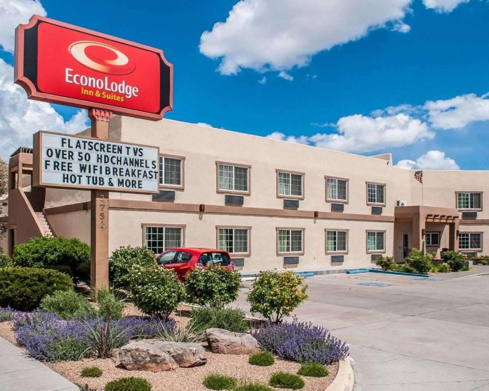 una vista frontal de un hotel con un cartel en Econo Lodge Inn & Suites, en Santa Fe