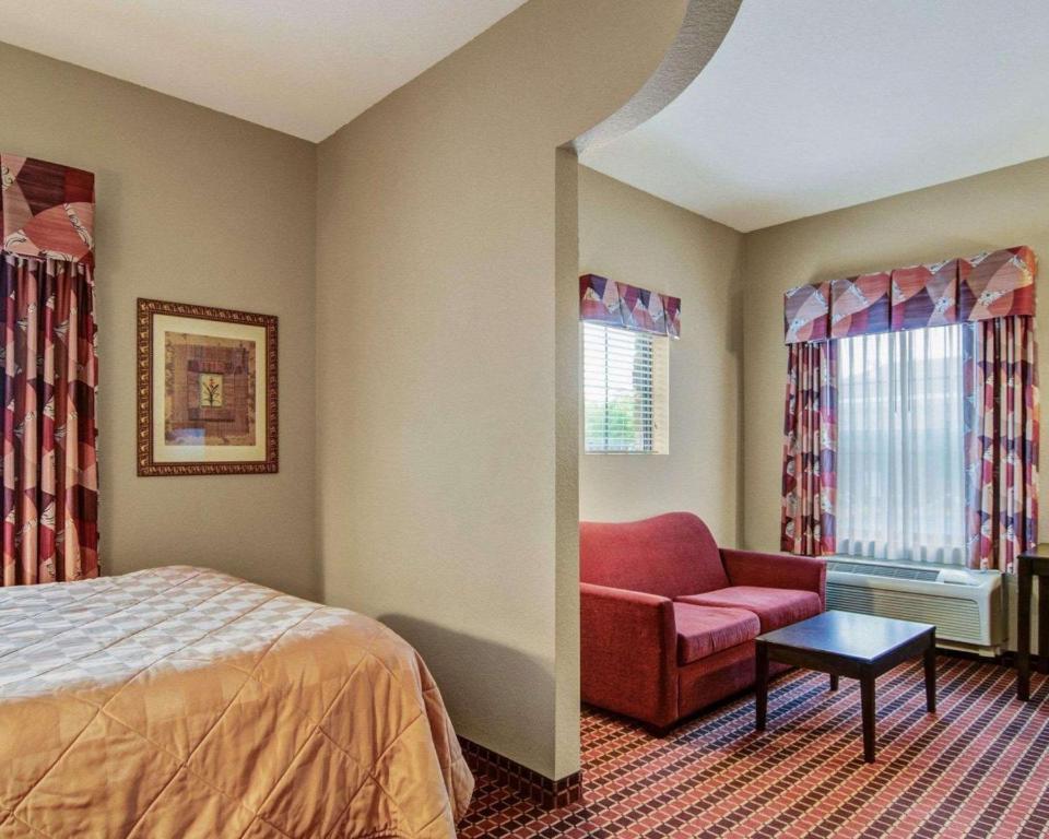 Affordable Suites of America Rogers - Bentonville में एक कमरे में एक या कई बेड