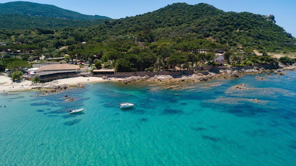 - une vue aérienne sur une plage avec des bateaux dans l'eau dans l'établissement Résidence & Hotel U Livanti ECOLABEL, à Propriano