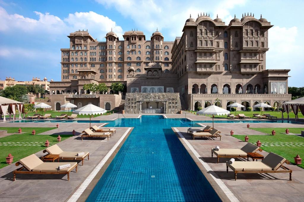 Bassenget på eller i nærheten av Fairmont Jaipur