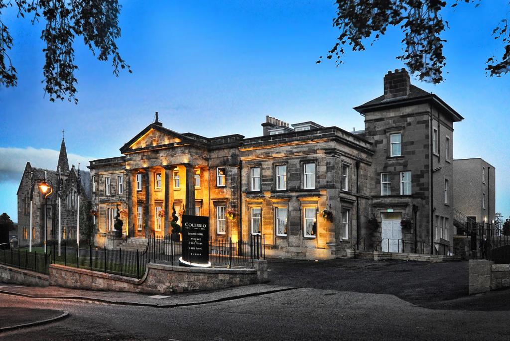 un vecchio edificio con un cartello di fronte di Hotel Colessio a Stirling