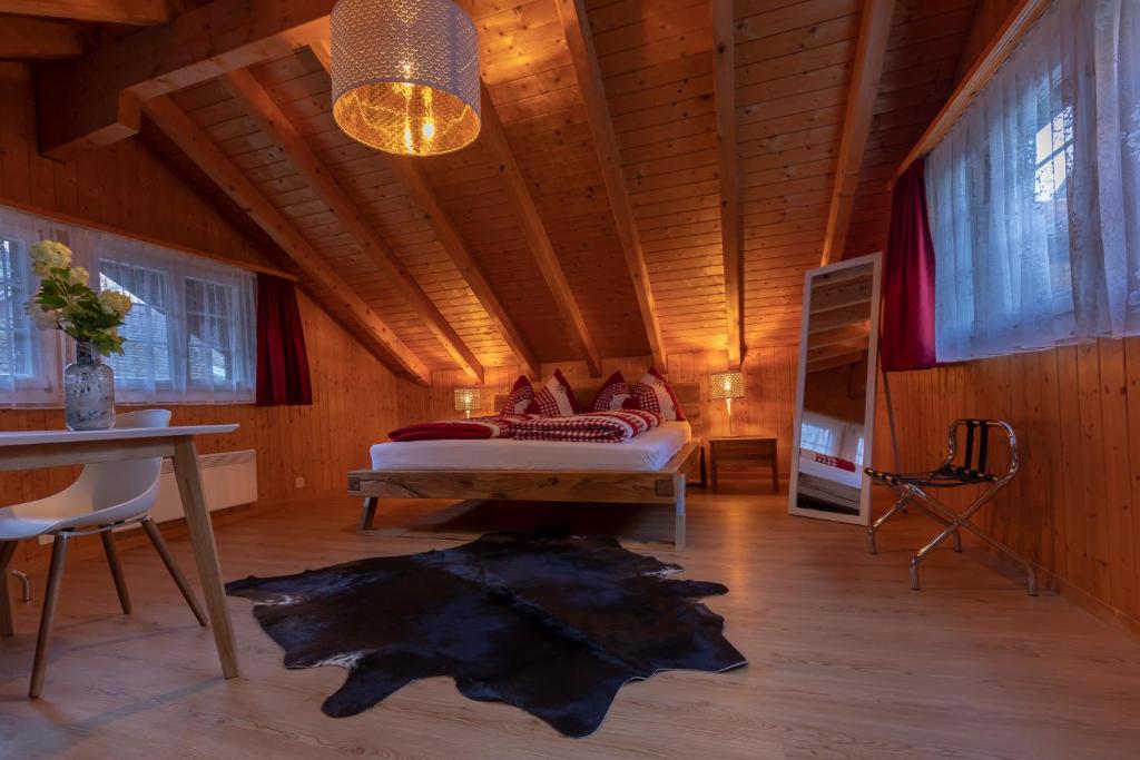 Кровать или кровати в номере Chalet Wäschhüsli near Interlaken, Grindelwald and Lauterbrunnen