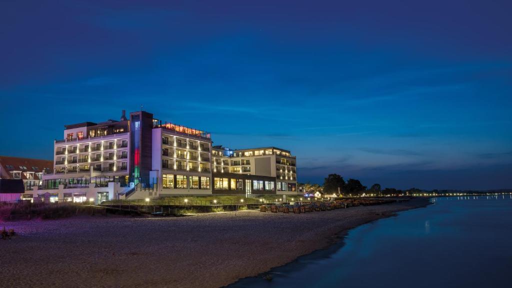 un edificio sulla spiaggia di notte di Bayside a Scharbeutz