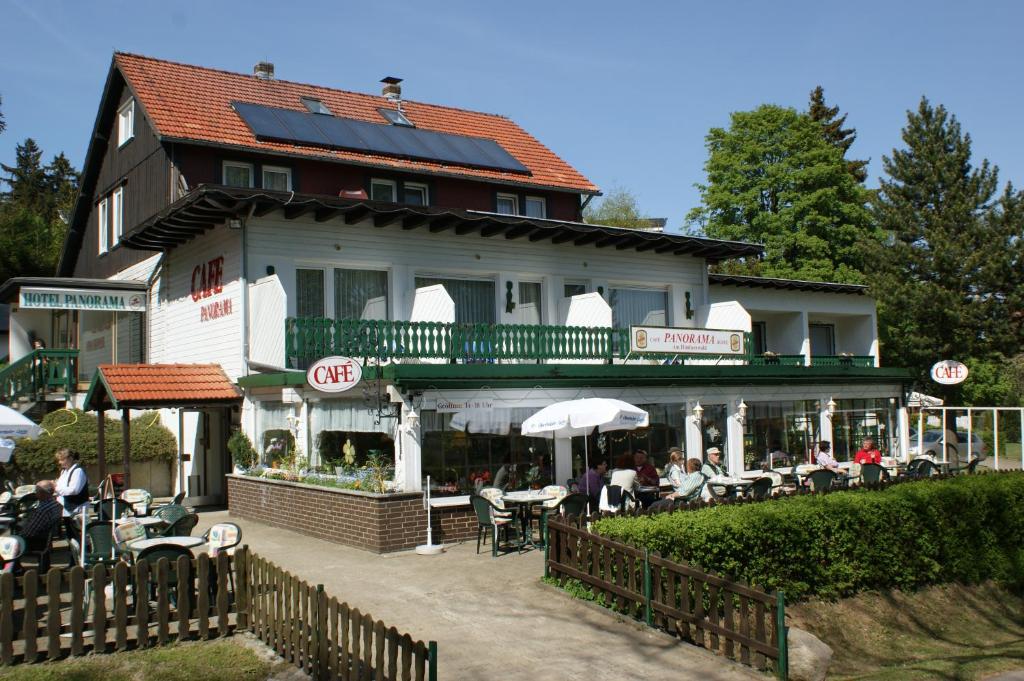 un edificio con un ristorante con persone sedute ai tavoli di Hotel und Cafe Panorama a Braunlage