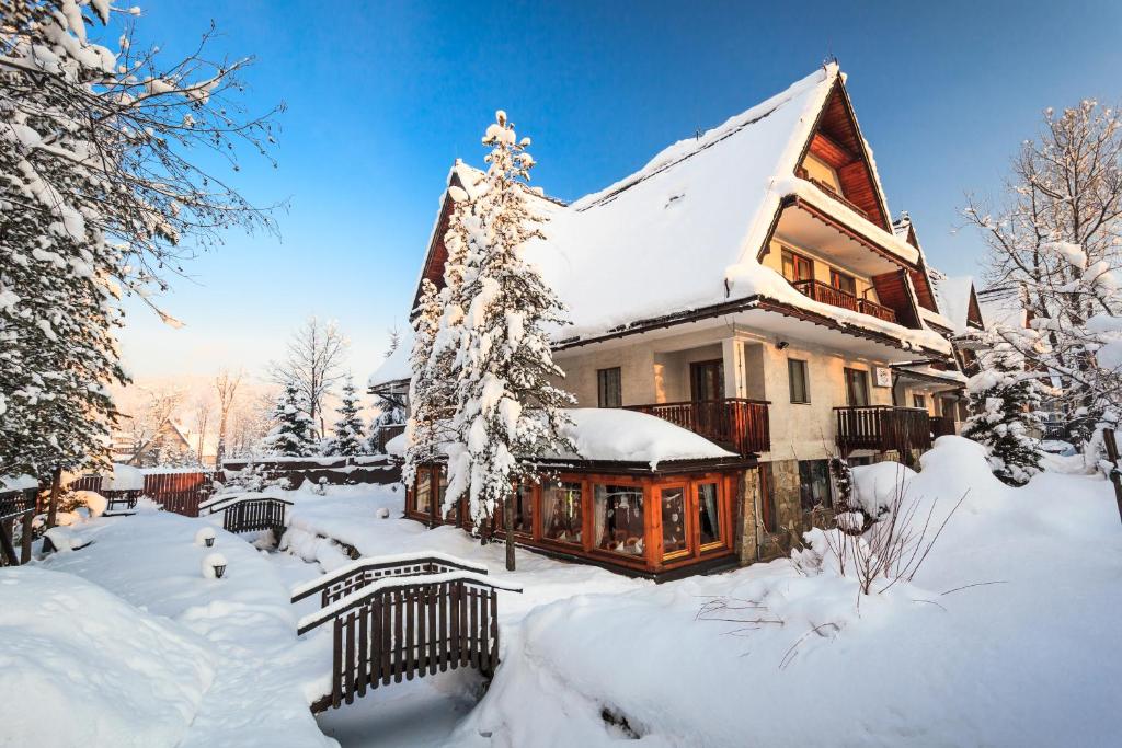 Czarny Potok-klimatyczny hotel z basenem, jaccuzi i saunami during the winter