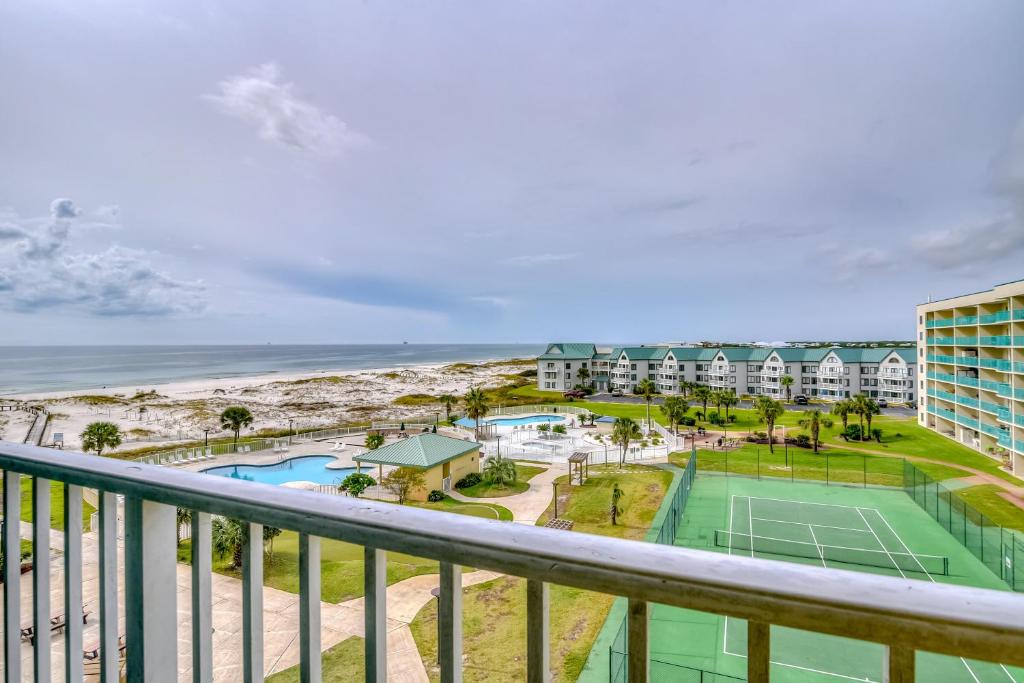 una vista dal balcone di un resort con campo da tennis di Plantation Dunes II a Gulf Shores