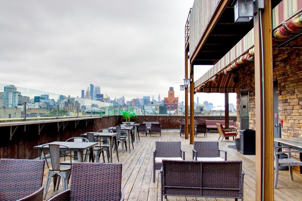 un patio con tavoli, sedie e vista sulla città di The Ridge a New York