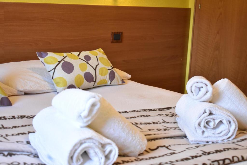 a bed with towels on top of it at Appartamento Trela 2 in Livigno