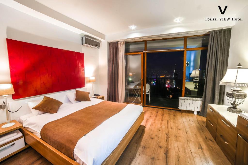 Cama ou camas em um quarto em Tbilisi View Hotel