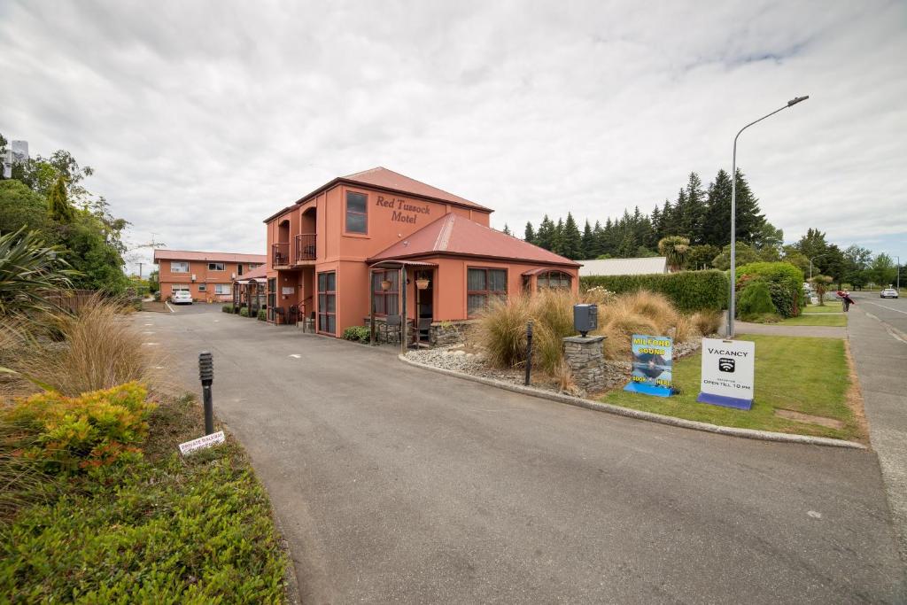 un edificio sul lato di una strada di Red Tussock Motel a Te Anau